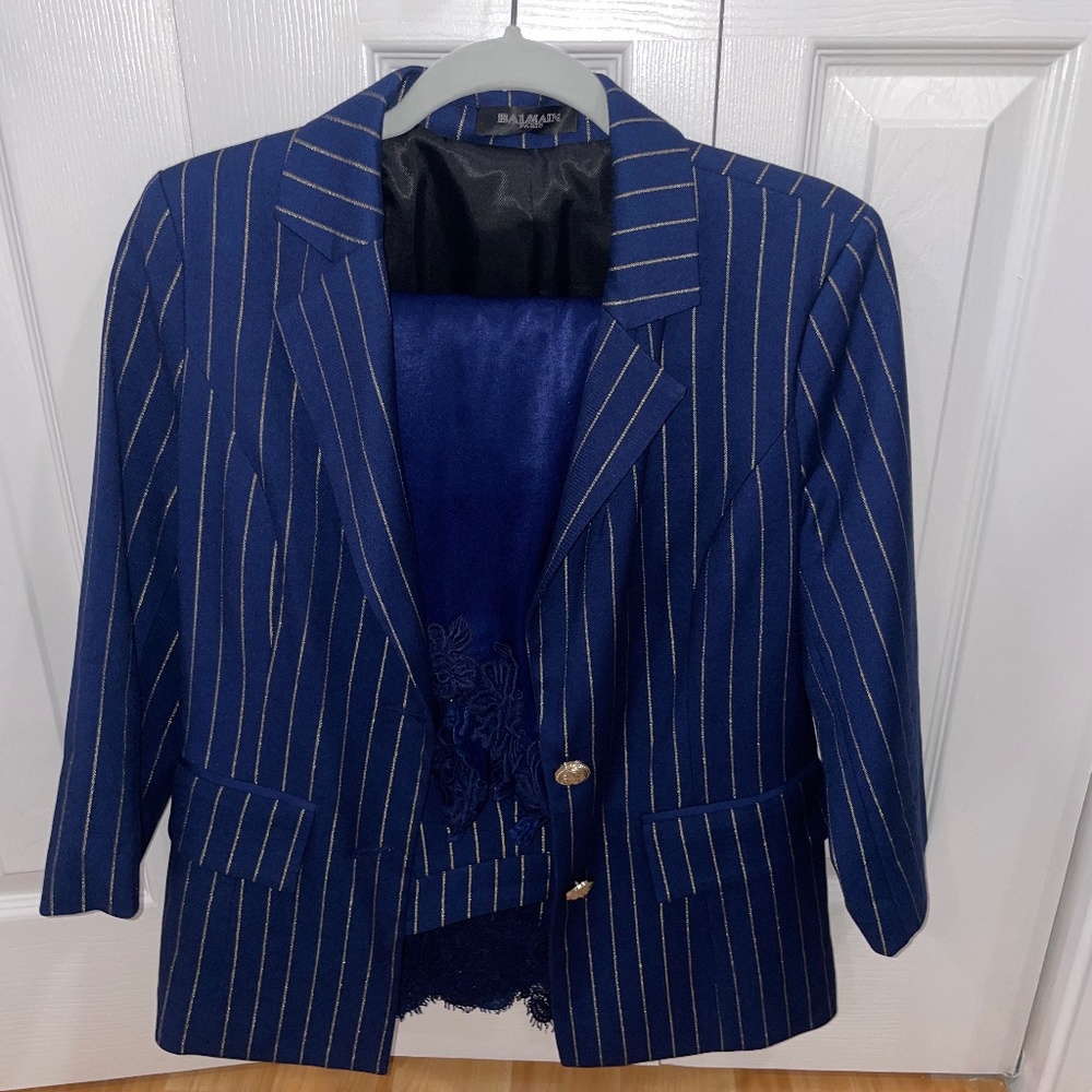 dark blu suit